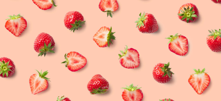 Colorful,Pattern,Of,Strawberries,On,Pink,Background.,Top,View