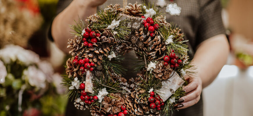 Christmas,Wreath,Decoration,In,Red,And,Brown,Classical,Style,In